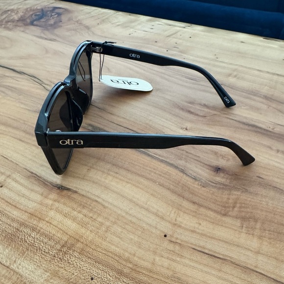 Otra Fyn by Quay Australia Black Sunglasses - Picture 4 of 5